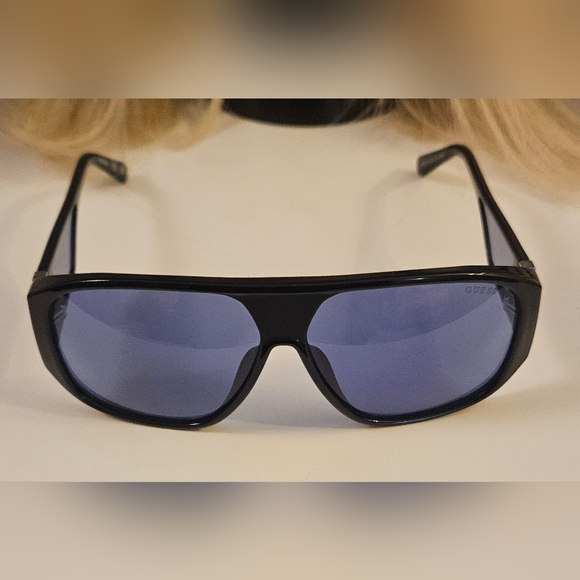 Guess Stylish Black Sunglasses With Blue Lenses main image 7